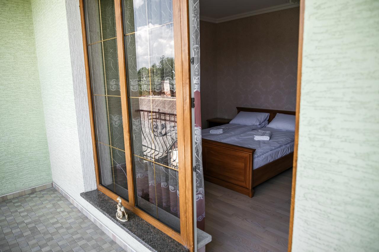 Sweet Home Hostel / Guest House Chernivtsi Exterior foto