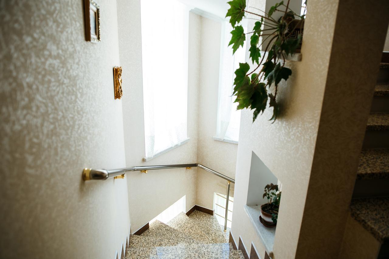 Sweet Home Hostel / Guest House Chernivtsi Exterior foto