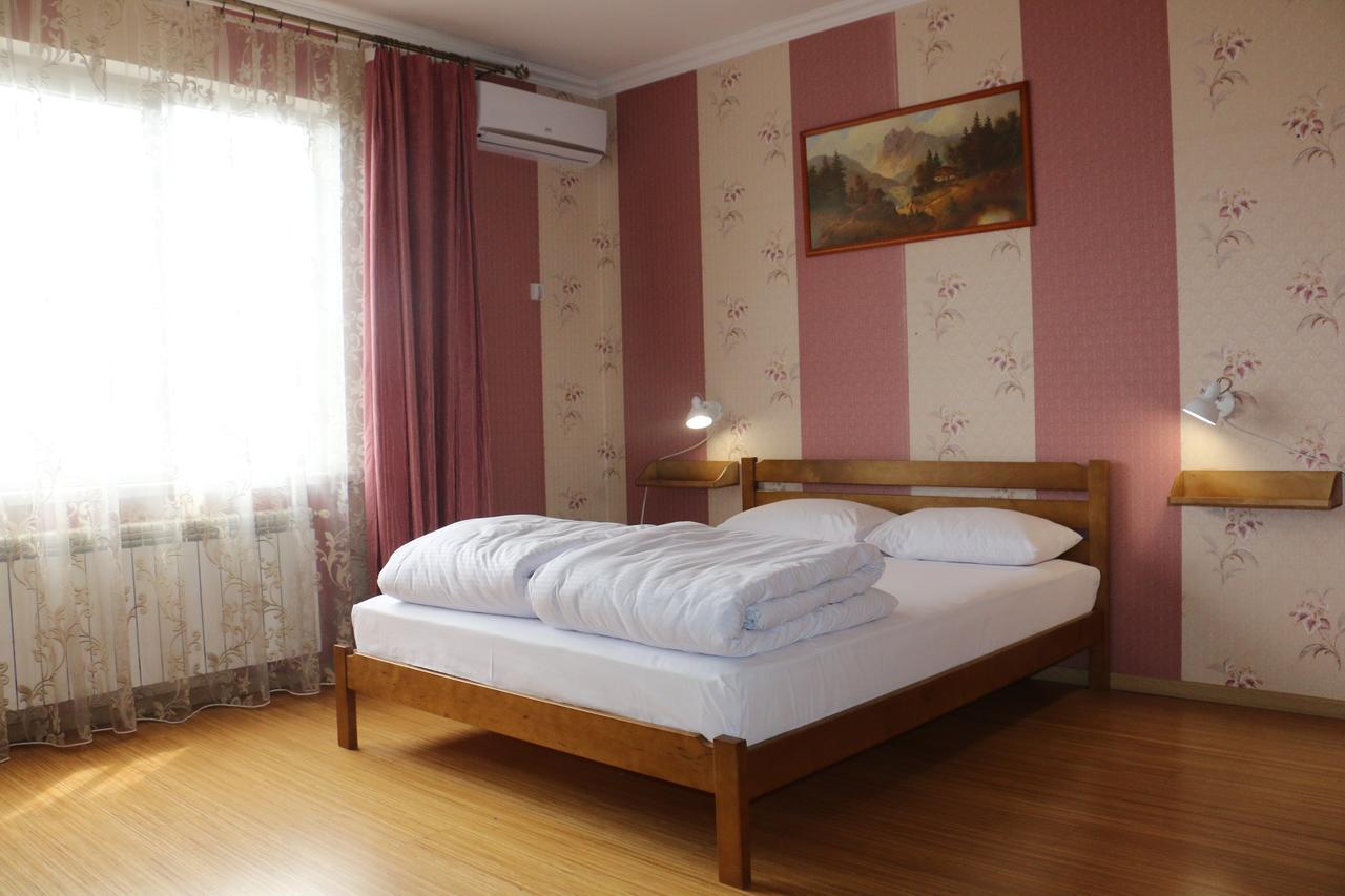 Sweet Home Hostel / Guest House Chernivtsi Exterior foto